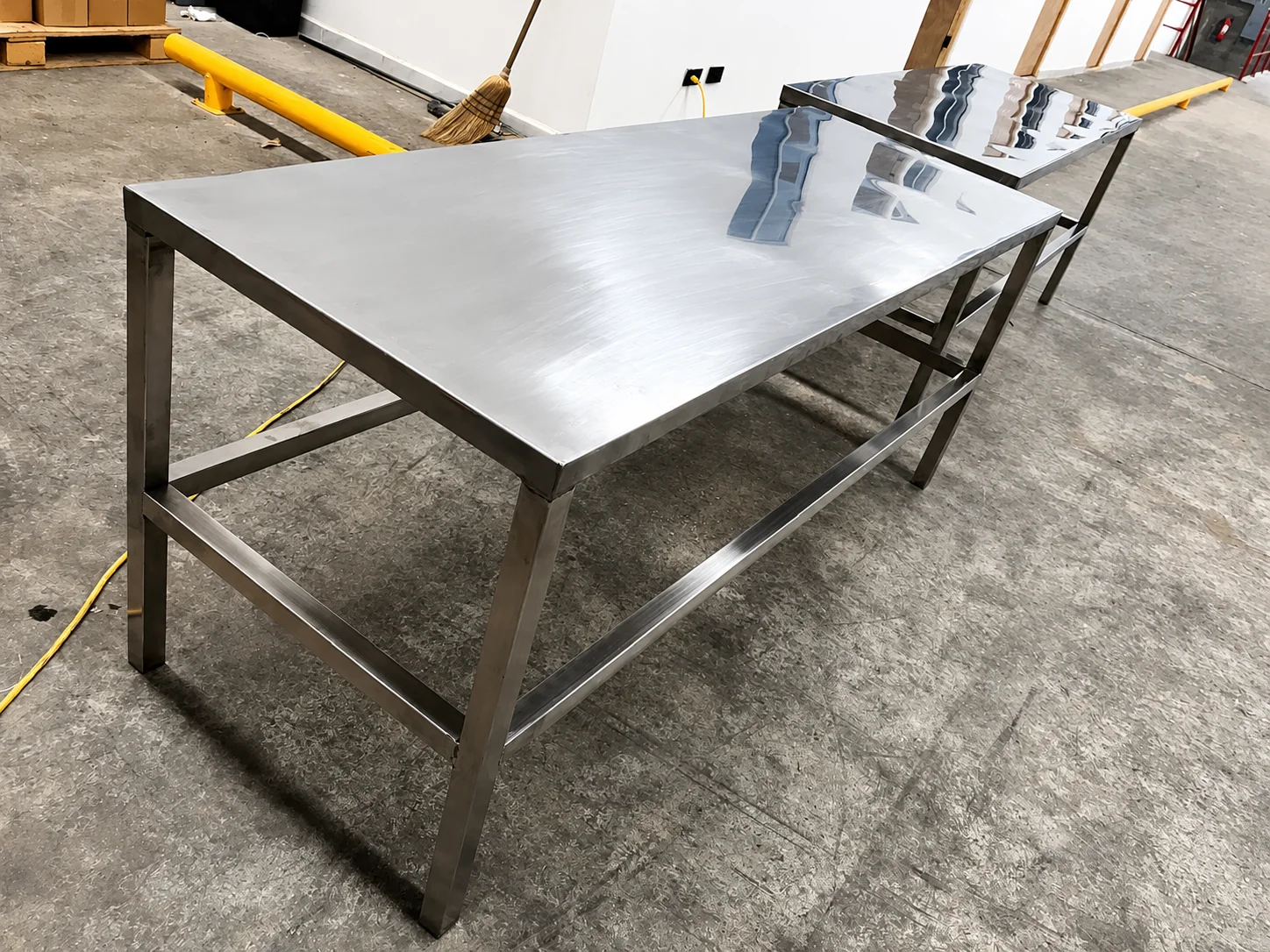 Mesa de trabajo de acero inoxidable a medida — EMET