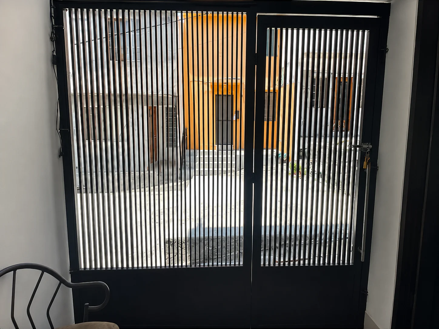 Portón metálico de barrotes para acceso — EMET