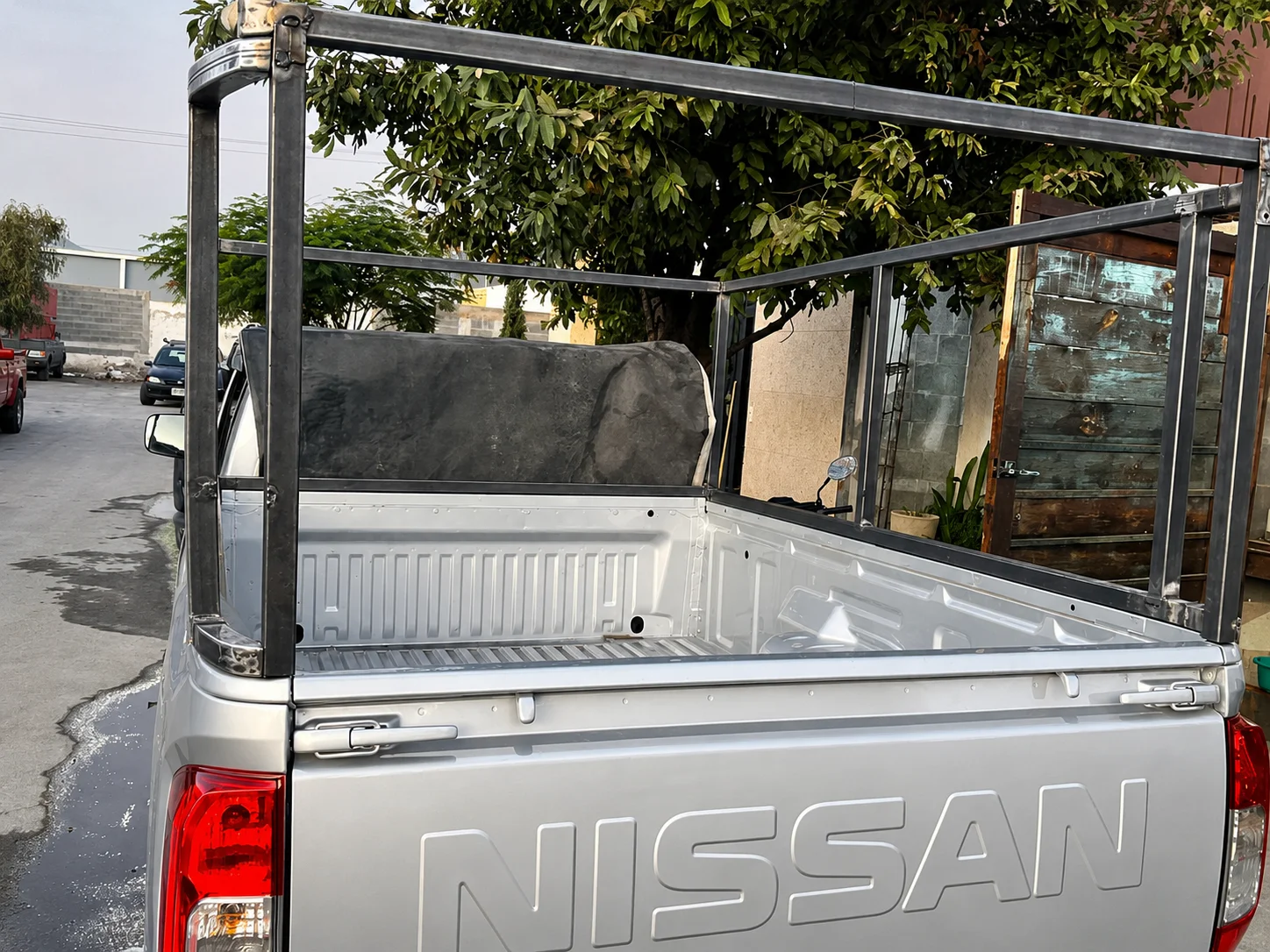 Redila tubular metálica para camioneta NP300 — EMET
